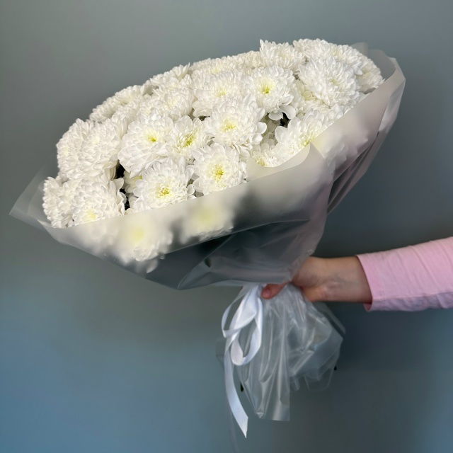 Букет из 15 белых кустовых хризантем